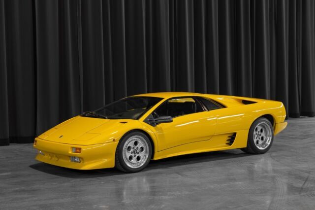 5-Speed Manual / 27,088 miles / 5.7L V12 1992 Lamborghini Diablo