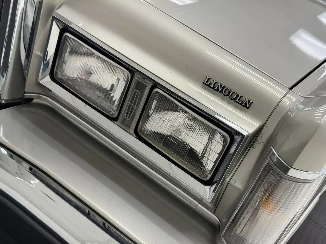 1988 Lincoln Town Car Presidential Series Sedan - photo 10