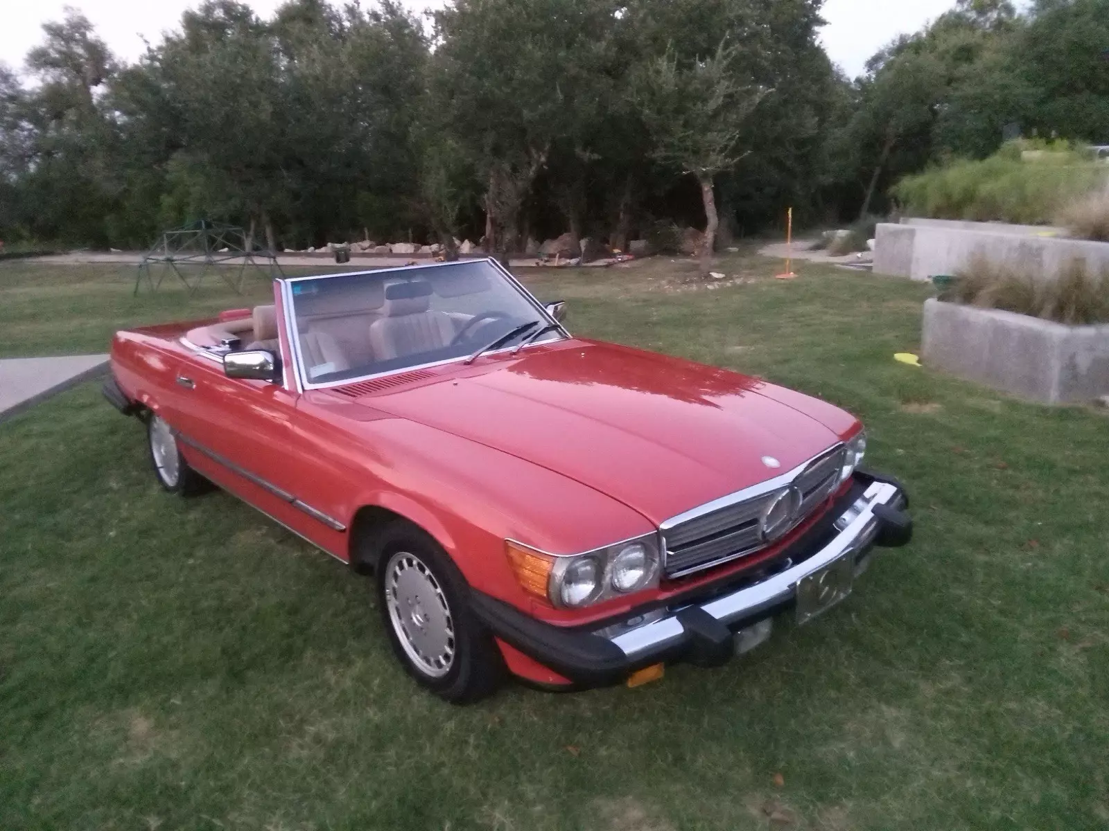 560 SL, Signal Red. Saddle interior, both tops, Preceded by 1988 1988 Mercedes-Benz 500-Series