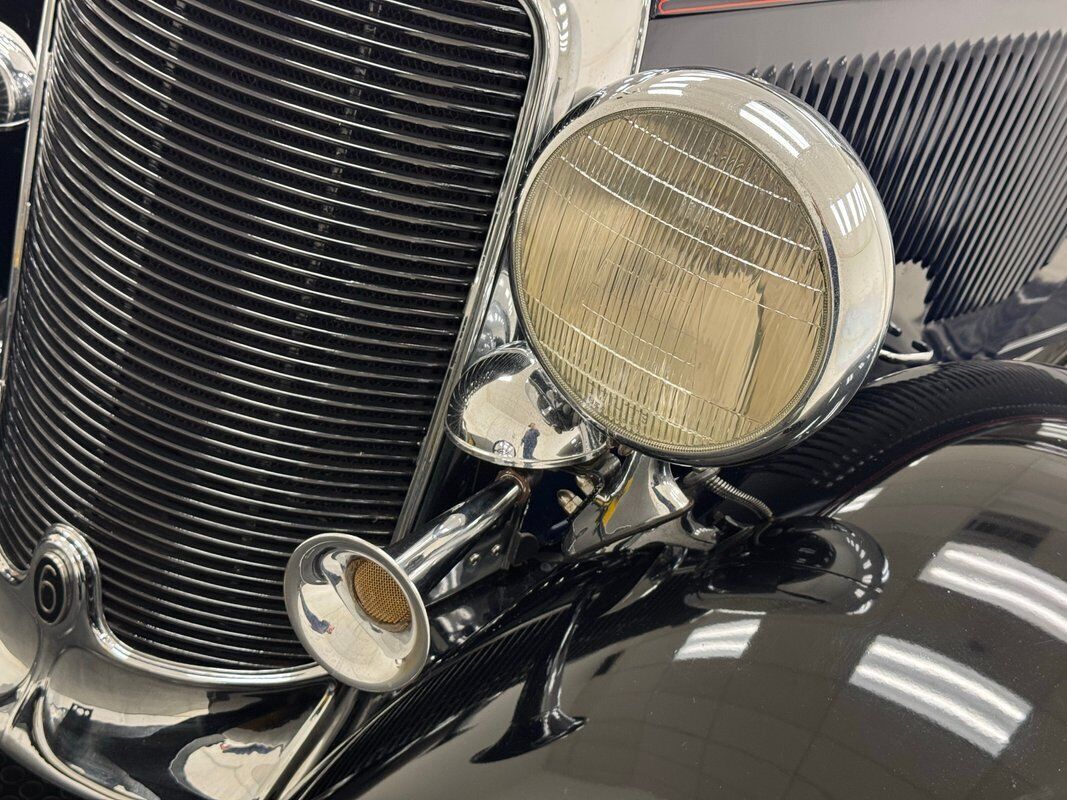 1932 DeSoto 6 SA Series Deluxe Sedan - photo 12
