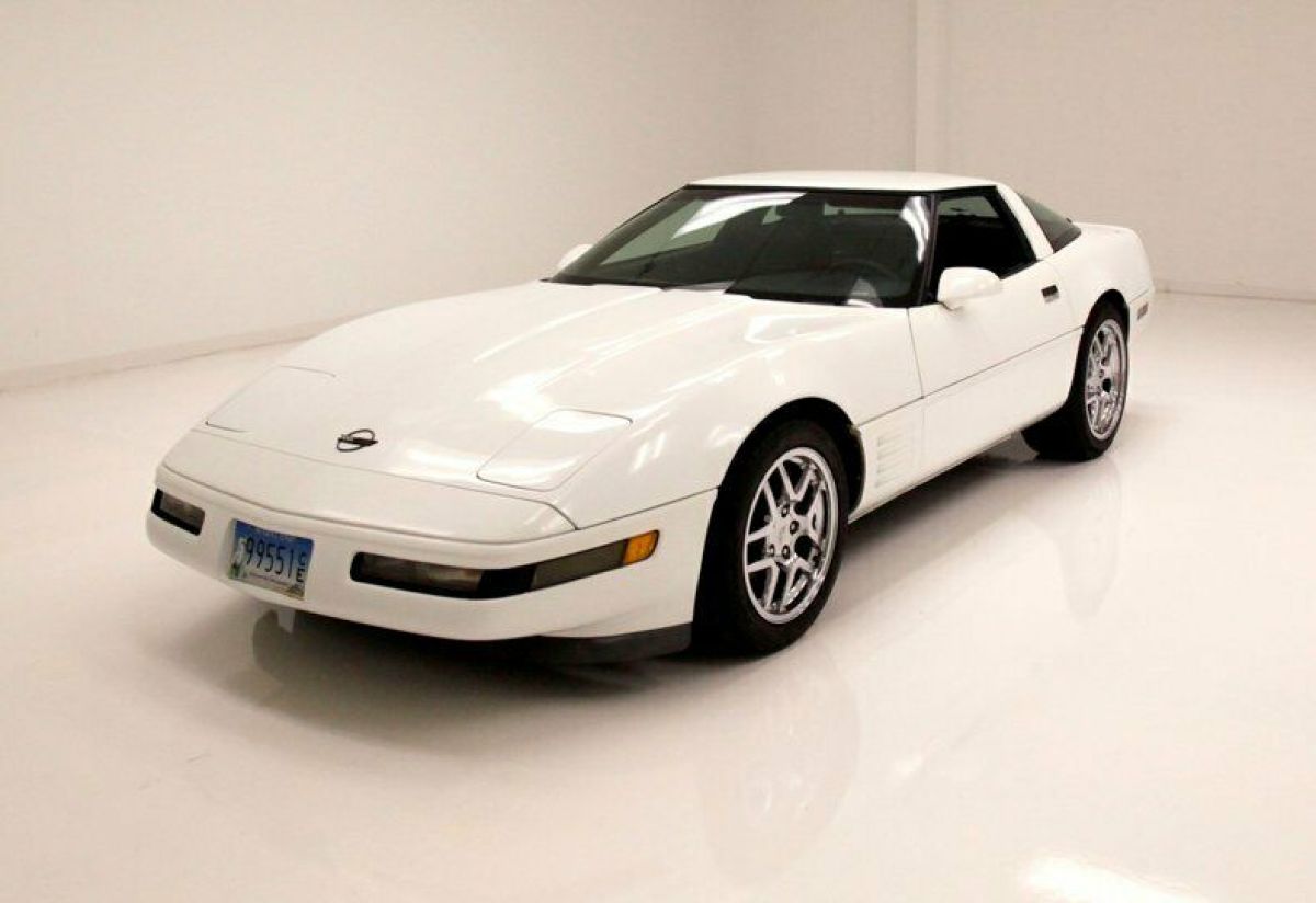 5.7 Liter LT1 V8/Excellent Driver/Black and White Interior/Clean Undercarriage 1992 Chevrolet Corvette Coupe