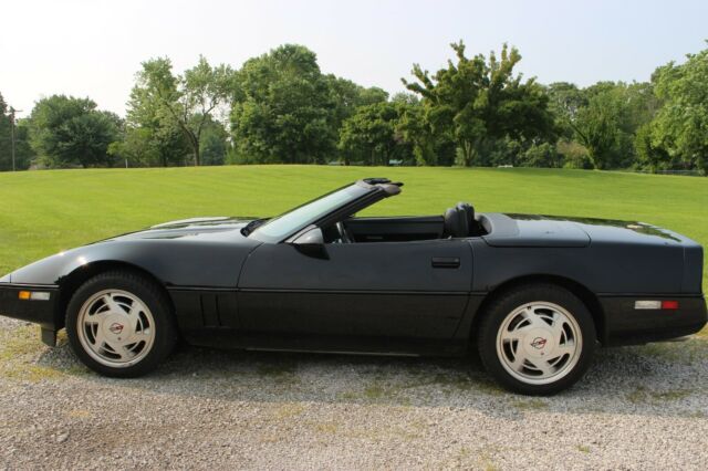 5.7L V8 1989 Chevrolet Corvette Convertible Black w/ Black interior 1989 Chevrolet Corvette Convertible