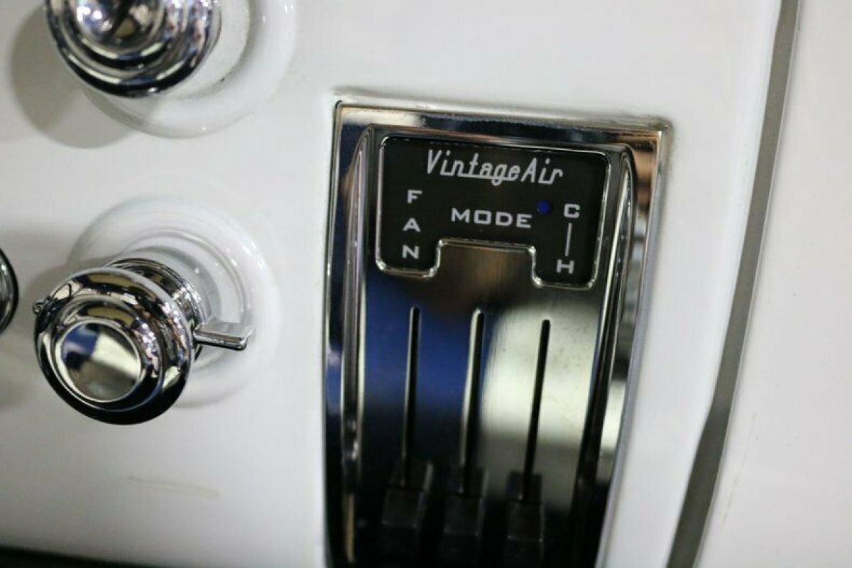 1958 Chevrolet C/K Pickup 1500 white vinyl - photo 11