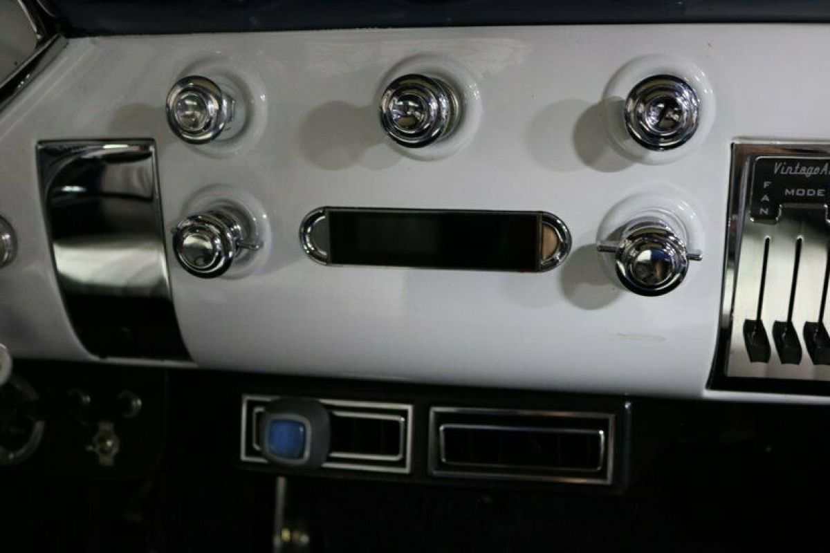1958 Chevrolet C/K Pickup 1500 white vinyl - photo 12