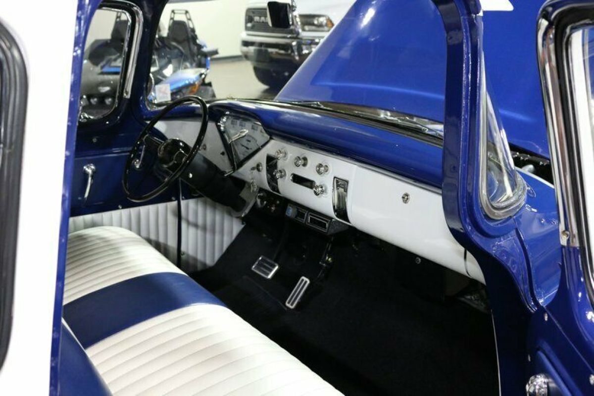 1958 Chevrolet C/K Pickup 1500 white vinyl - photo 4