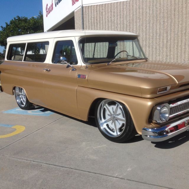 1965 Chevrolet Suburban - photo 2