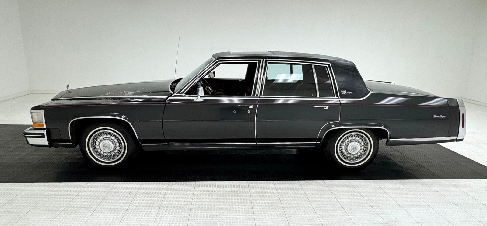 1985 Cadillac Fleetwood Brougham d'Elegance - photo 2
