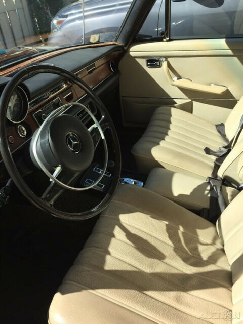 1972 Mercedes-Benz 200-Series - photo 2
