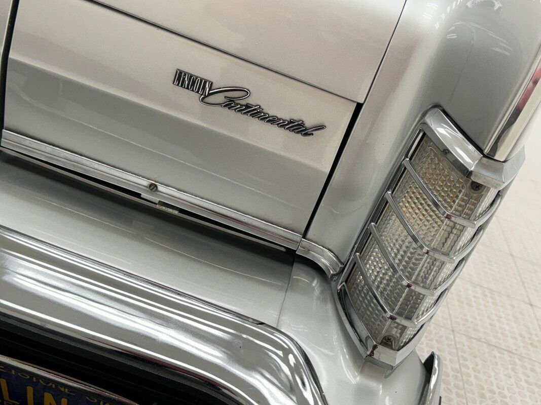 1976 Lincoln Continental Town Coupe - photo 9