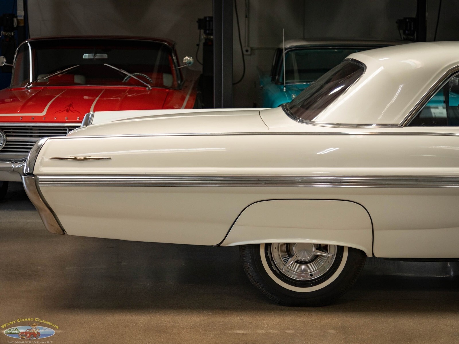 1962 Pontiac Bonneville Sport 2 Door Hardtop - photo 2