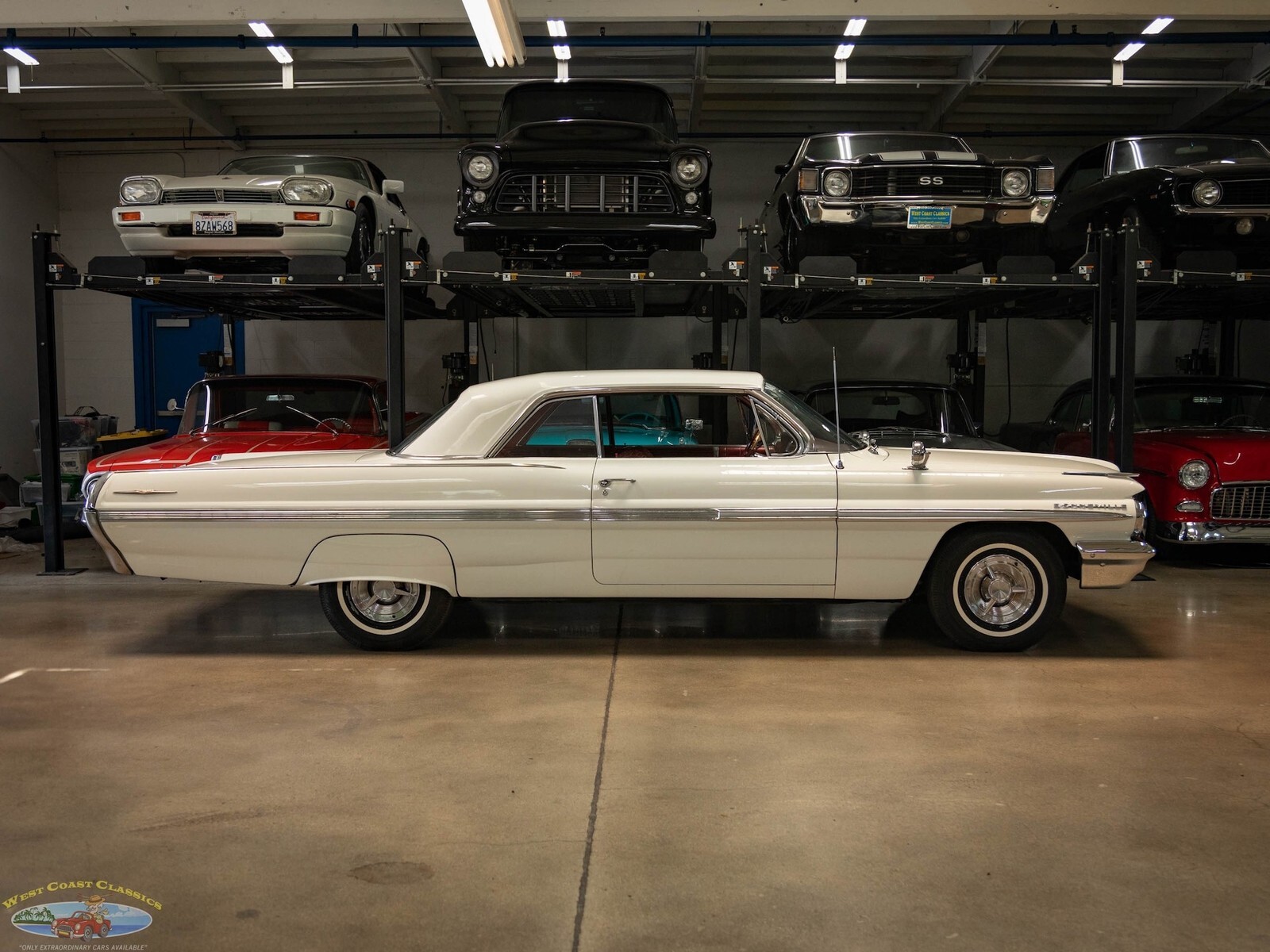 1962 Pontiac Bonneville Sport 2 Door Hardtop - photo 3