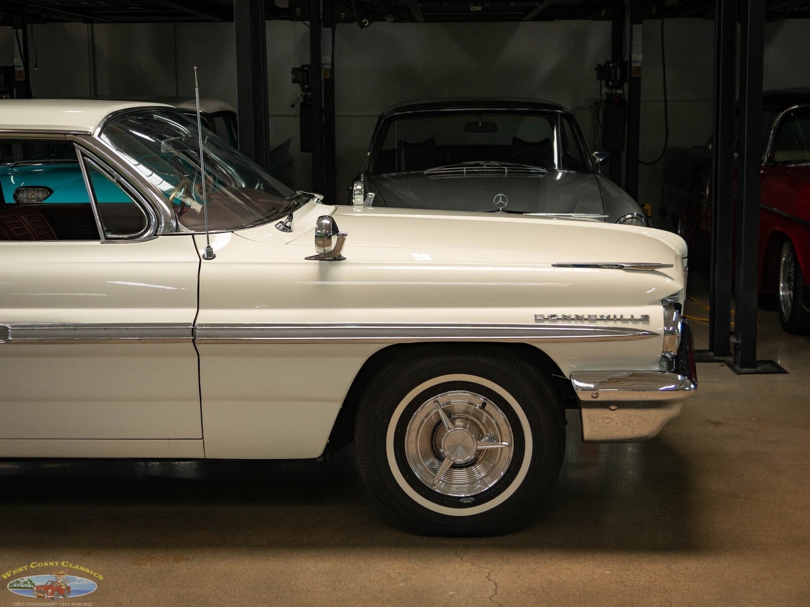 1962 Pontiac Bonneville Sport 2 Door Hardtop - photo 4