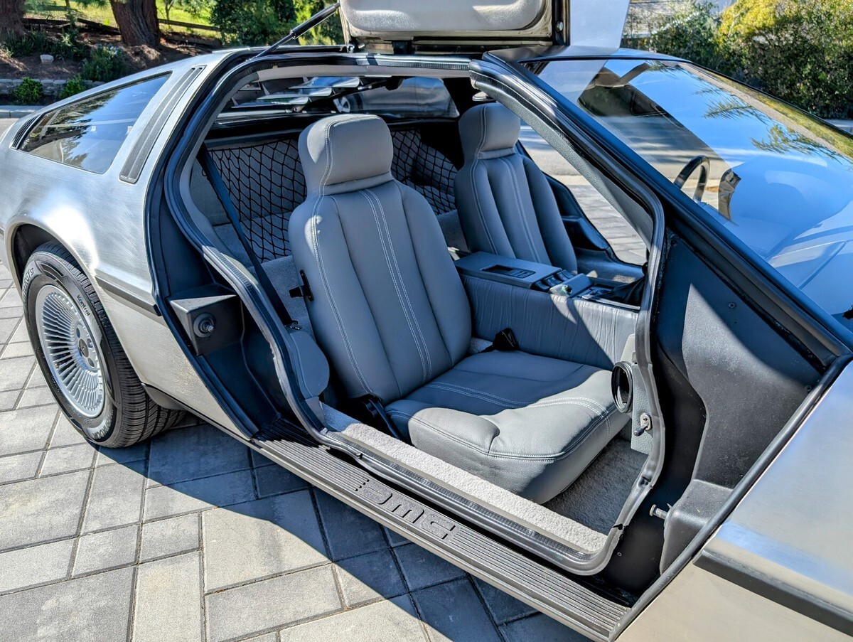 1983 DeLorean DMC 12 - photo 2