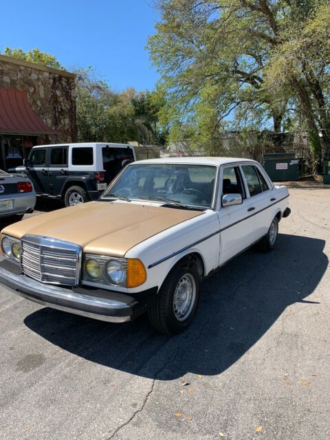 1982 Mercedes-Benz 200-Series - photo 2