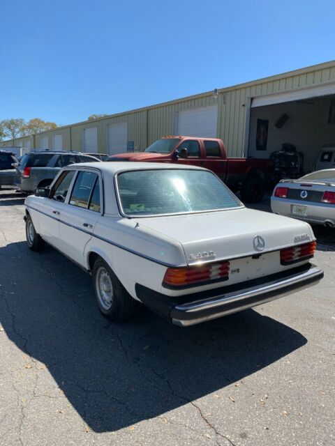 1982 Mercedes-Benz 200-Series - photo 3
