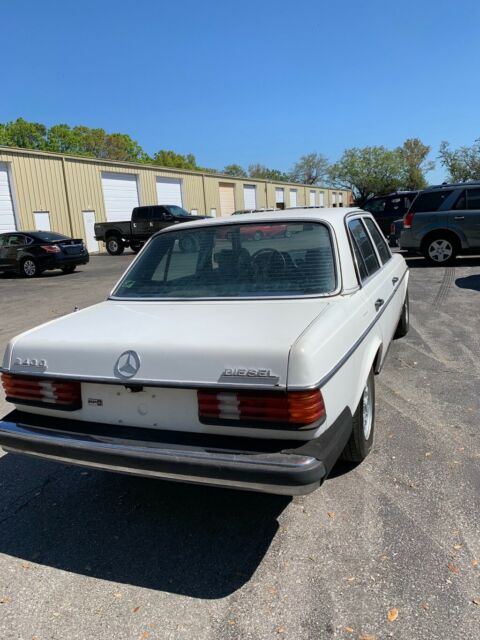 1982 Mercedes-Benz 200-Series - photo 4