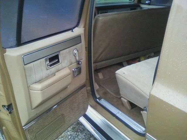 1985 Chevrolet Suburban silverado - photo 10