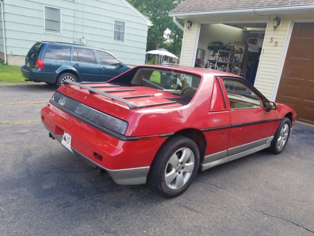 1985 Pontiac Fiero - photo 2