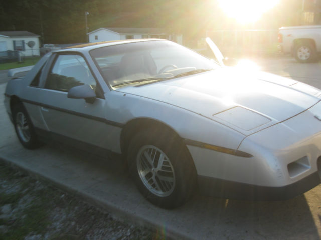 1986 Pontiac Fiero - photo 2