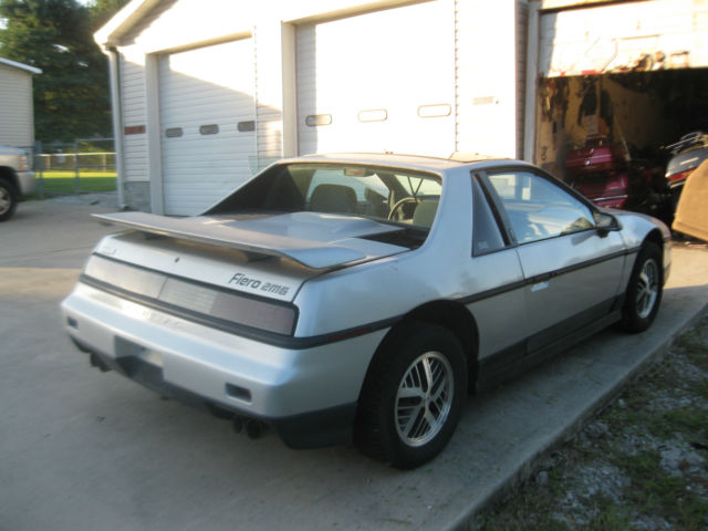 1986 Pontiac Fiero - photo 3