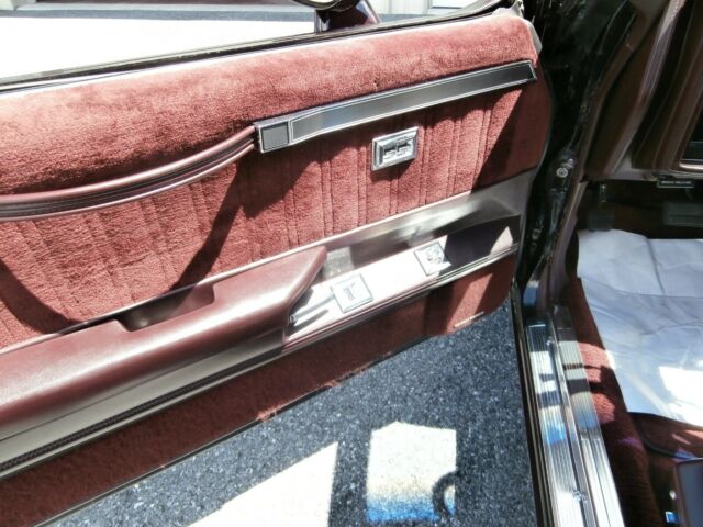 1986 Buick Regal buckets and console (cloth) - photo 8
