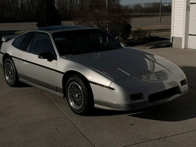1987 Pontiac Fiero GT - photo 2