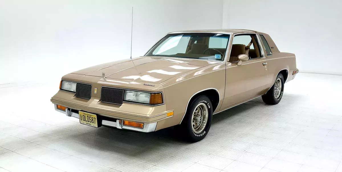 8,780 Miles/Very Original Car/3.8 Liter V6/200C Automatic/Showroom New Interior 1987 Oldsmobile Cutlass Supreme Hardtop