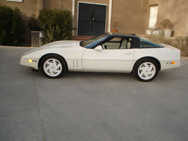 88 Chevrolet Corvette/35th Anniversary White on White 2885 Original miles *MINT 1988 Chevrolet Corvette