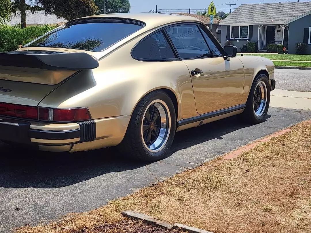 911 SC Porsche 1983 comes in a sleek gold exterior has low mileage 109,736 1983 Porsche 911 SC