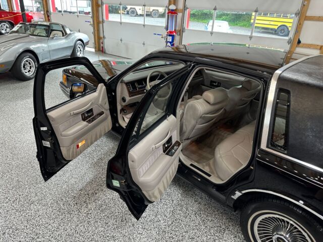 1992 Lincoln Town Car Sedan Black Exterior / Oyster Leather Interior Low Mileage - photo 13