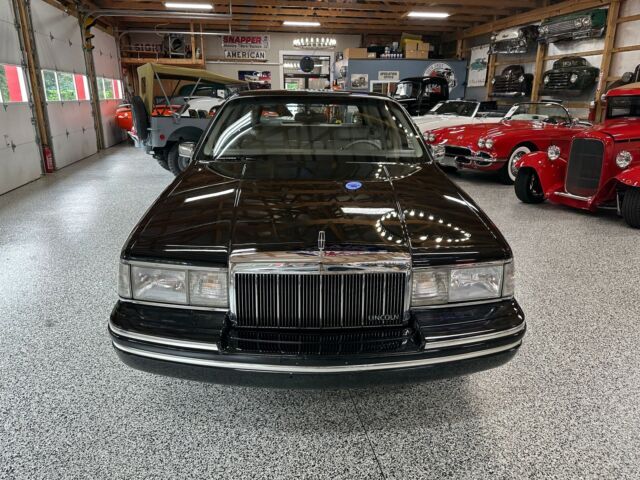 1992 Lincoln Town Car Sedan Black Exterior / Oyster Leather Interior Low Mileage - photo 2