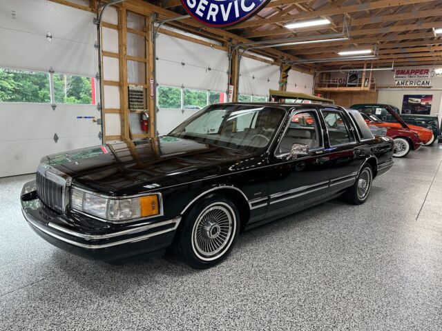 1992 Lincoln Town Car Sedan Black Exterior / Oyster Leather Interior Low Mileage - photo 3