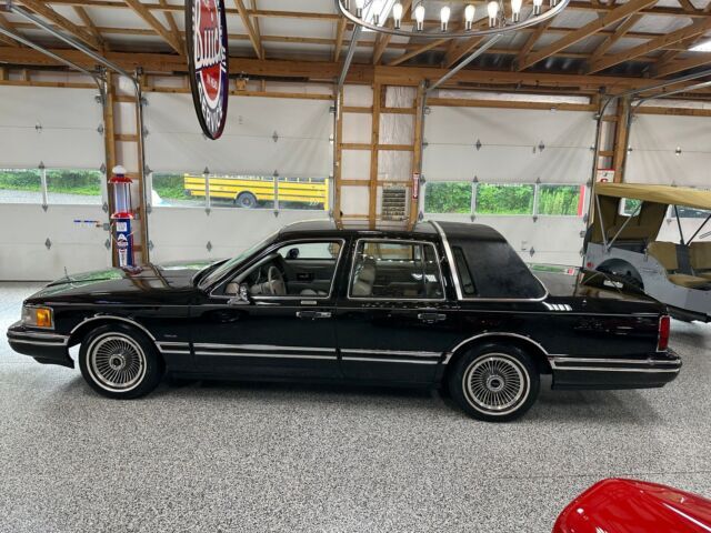 1992 Lincoln Town Car Sedan Black Exterior / Oyster Leather Interior Low Mileage - photo 4