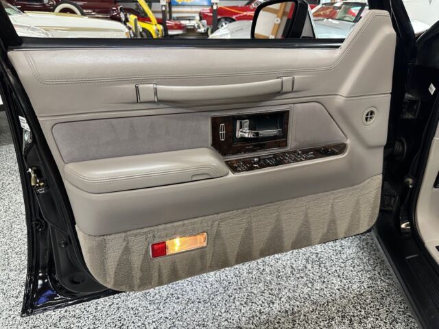1992 Lincoln Town Car Sedan Black Exterior / Oyster Leather Interior Low Mileage - photo 7