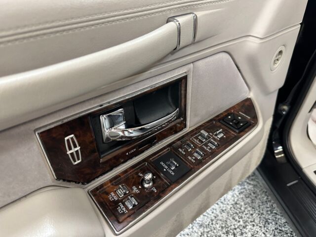 1992 Lincoln Town Car Sedan Black Exterior / Oyster Leather Interior Low Mileage - photo 8
