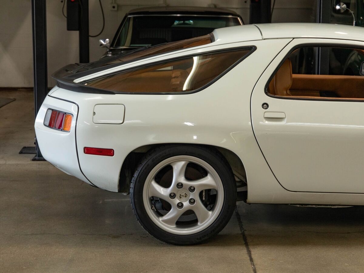 1979 Porsche 928 5 spd 2 Door V8 Coupe - photo 2