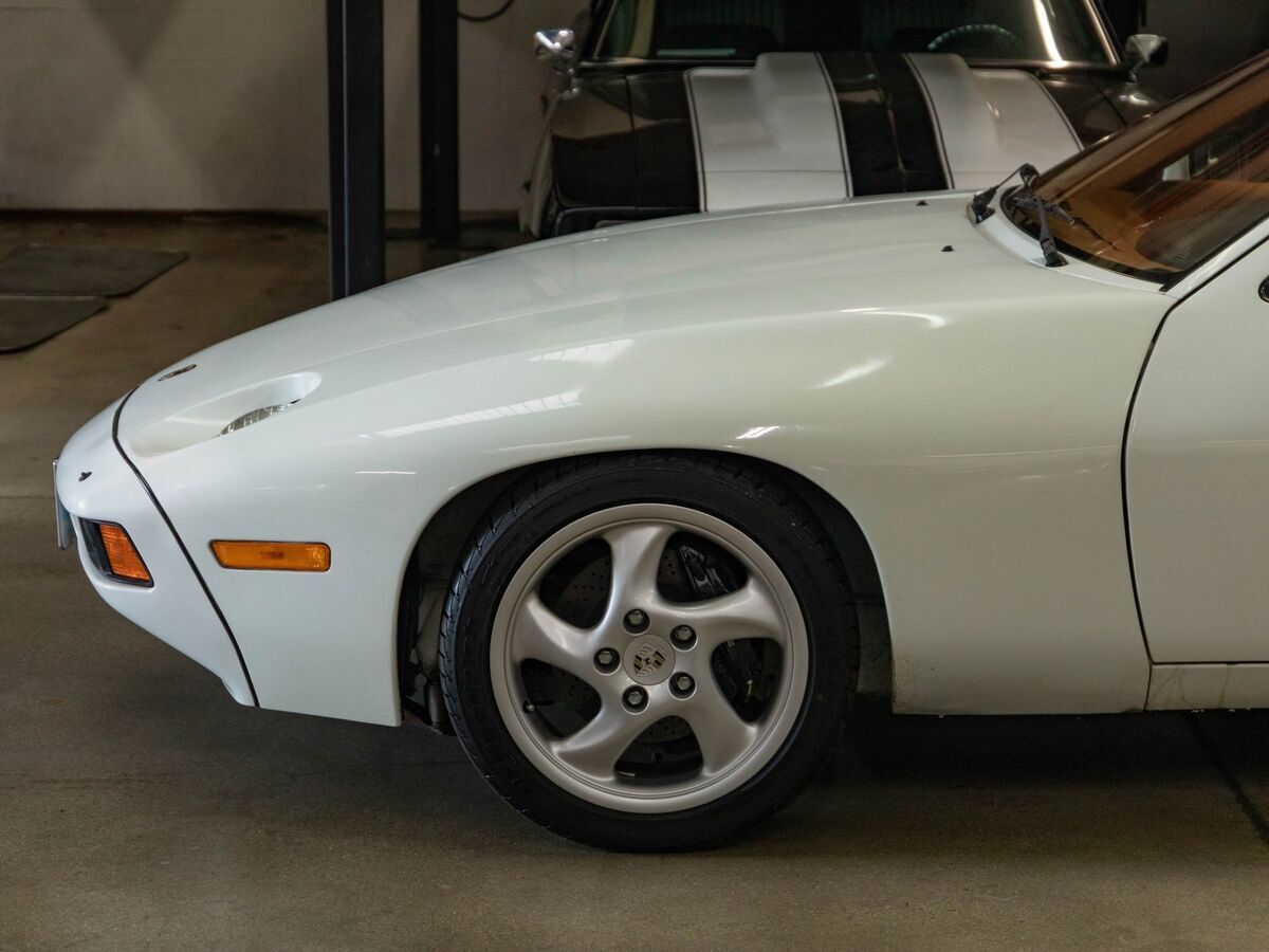 1979 Porsche 928 5 spd 2 Door V8 Coupe - photo 5
