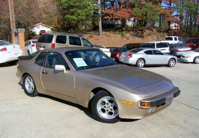 1986 Porsche 944 ULTRA NICE ORIGINAL PAINT AUTOMATIC A/C ALL STOCK A BEAUTY - photo 4