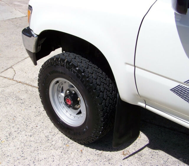 1989 Toyota Tacoma DLX 4X4 5-SPD 22RE FUEL INJ 4CYL 2.4L EFI SHORT BED - photo 12