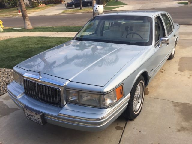 A RARE MUST SEE - EXTREMELY LOW MILEAGE UNDER 21K ORIGINAL MILES 1993 Lincoln Town Car Signature Series