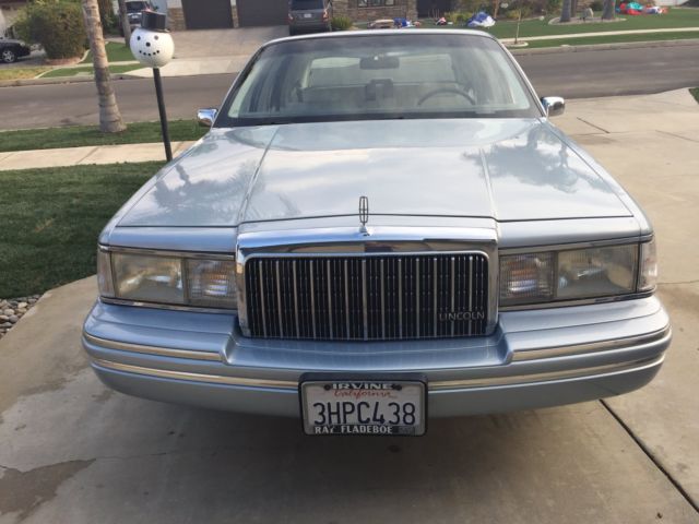 1993 Lincoln Town Car Signature Series - photo 2