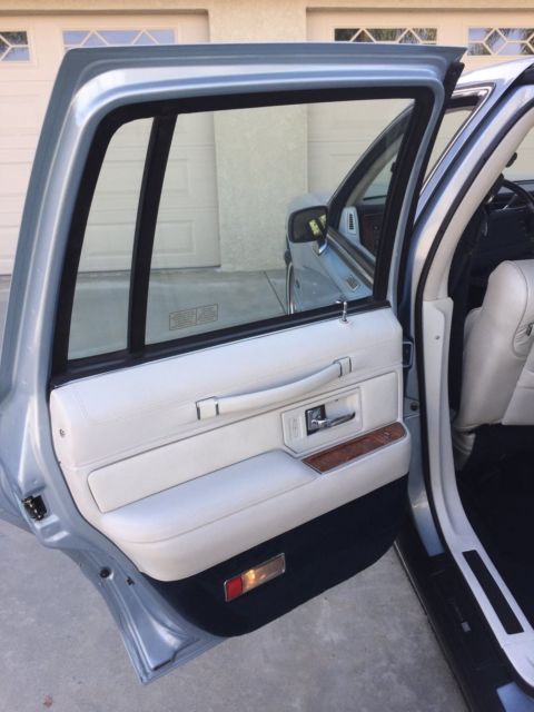 1993 Lincoln Town Car Signature Series - photo 9