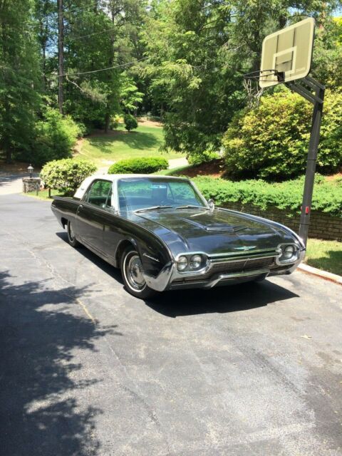 A true classic from the era of the Motor City's most exciting creations. 1961 Ford Thunderbird standard