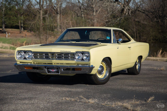 Aggressive stance and 383 muscle makes this a head-turning RoadRunner! 1968 Plymouth Road Runner