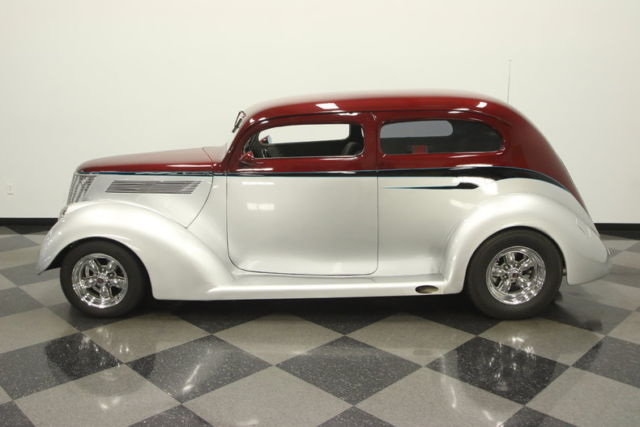 1937 Ford 2 Door Sedan - photo 2