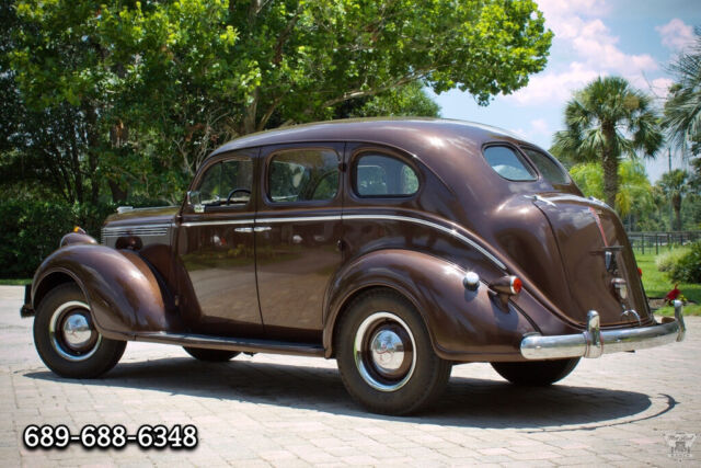 1938 DeSoto DeLuxe Touring DeLuxe Touring 4-Door Sedan / Restored! - photo 2