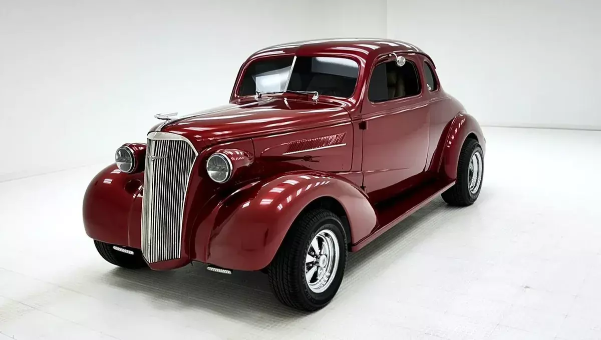 All Steel/Worked 350ci V8/Muncie M20/Modernized Interior/12 Bolt Posi/Show & Go 1937 Chevrolet Master Deluxe Coupe