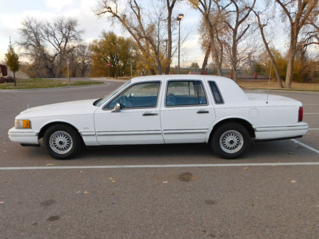 Alloys,Economical,Value,Family,4 Door,Comfort,Safety,New Tires,Ford,4.6,AT,V8,NR 1992 Lincoln Town Car Executive 4 Door Sedan
