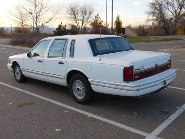 1992 Lincoln Town Car Executive 4 Door Sedan - photo 2