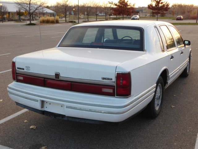 1992 Lincoln Town Car Executive 4 Door Sedan - photo 4